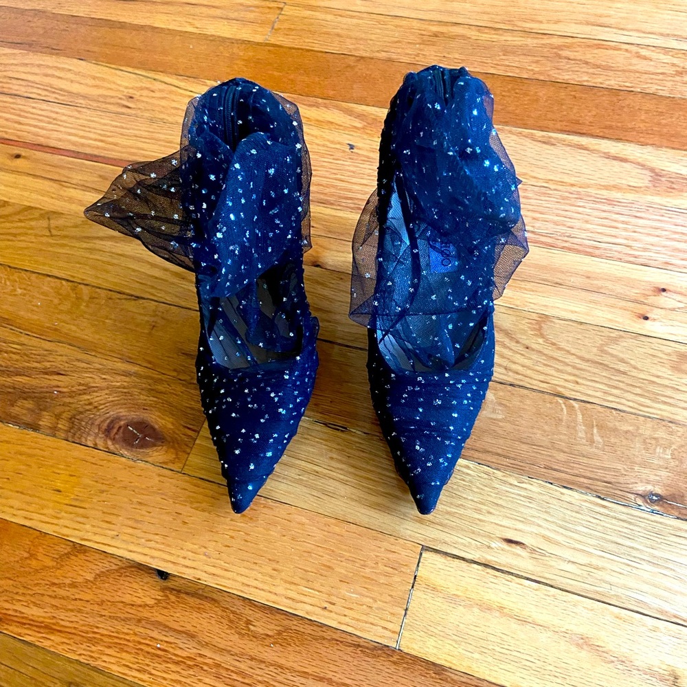 Pre-owned. good condition, just to small. Minor marks on sole. Sz 7 1/2